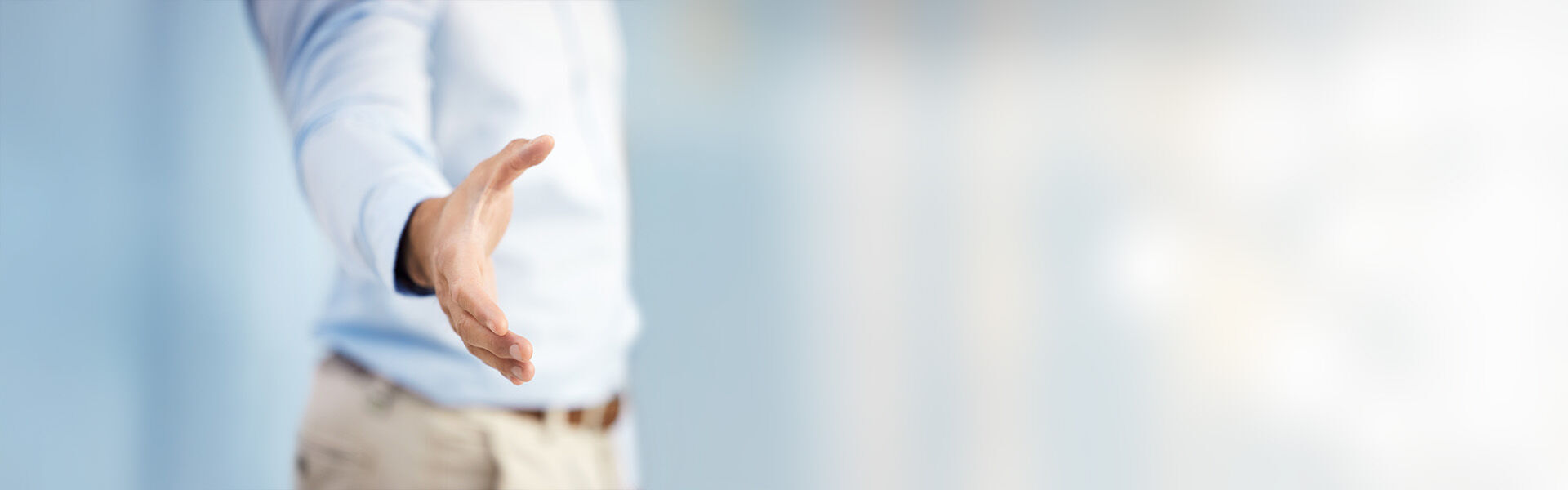 Ein Mann streckt seine Hand entgegen