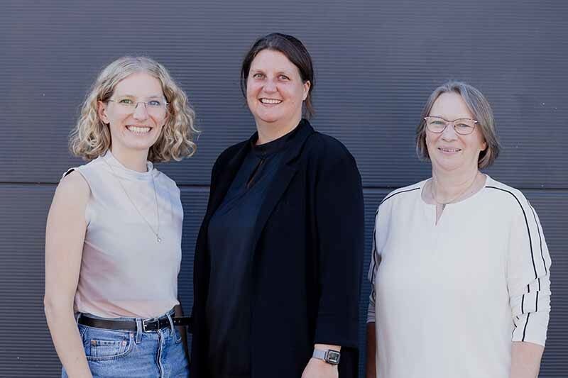 Der IBB-Vorstand bestehend aus Katrin Witte (Vorsitzende, Mitte), Lea Tornow (links) und Sabine Ulrichs (rechts)